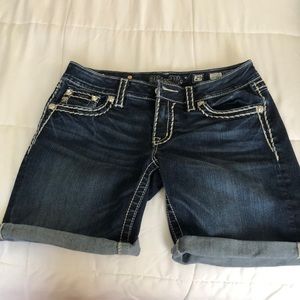 Miss Me Signature Mid Short